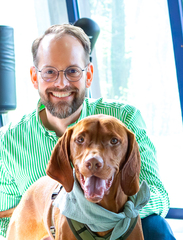 Eggers mit Therapiehund Ludwig