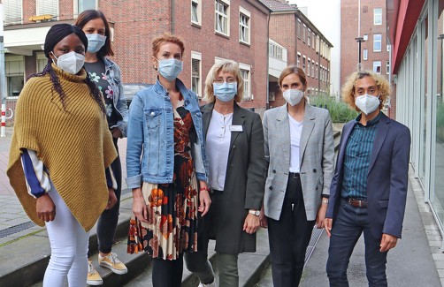 Chidinma Marshal Uchendu, Viorela Culea, Lucia Moroi und Elsia Ghencea (v.li.n.re.). mit Martina Koch (3.v.r.), Pflegedirektorin in der Bergmannheil und Kinderklinik Buer GmbH, und Anusch Khansai-Koziorowski (re.) vom Jobcenter Gelsenkirchen.
