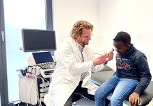 Dr. Lutz Schreiber mit seinem Patienten Rexford