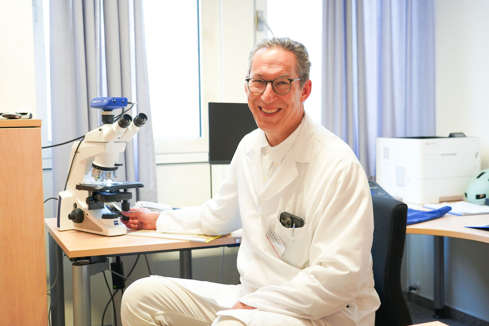 Prof. Szeimies sitzt am Mikroskop