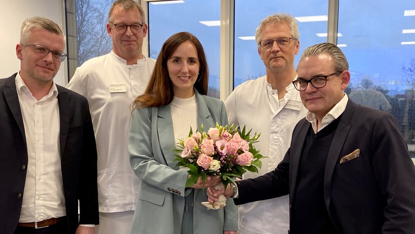 Zum Start in der Bergmannsheil- und Kinderklinik Buer GmbH gratulierten (v.l.n.r.) Hauptgeschäftsführer Stefan Aust, Dr. Gerrit Lautner (Ärztlicher Direktor der Kinder- und Jugendklinik Gelsenkirchen), PD Dr. Friedrich Kutscha-Lissberg (stellv. Ärztlicher Direktor des Bergmannsheil-Buer) sowie Geschäftsführer Stefan Grave.