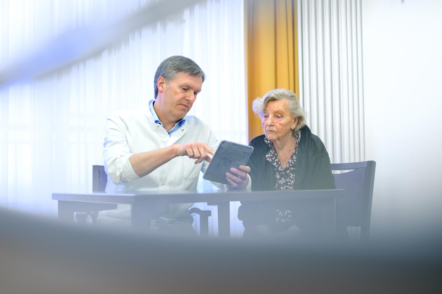 Prof. Linnebank, Direktor des Neurozentrum Westfalens führt ein Patientengespräch