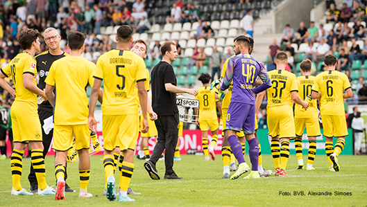 Dr. Markus Braun im Gespäch mit BVB-Spielern