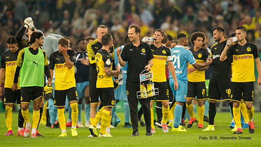 Dr. Markus Braun mit BVB-Spielern auf dem Platz