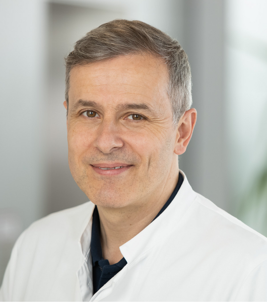 Das Portraitbild zeigt einen Arzt des Neurozentrums Westfalen, Dr. Ulrich Cleff 