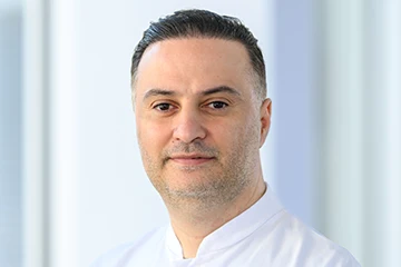 Portraitbild Aufnahme von Eddy El Bayssary Arzt der Gastroenterologie der Knappschaft Kliniken Kamen Portraitbild Aufnahme von Eddy El Bayssary Arzt der Gastroenterologie der Knappschaft Kliniken Kamen