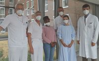Im Team erfolgreich: Faustina wurde von PD Dr. Friedrich Kutscha-Lissberg (l.) und Prof. Dr. Mehmet Altintas (r.) operiert. Dr. Michael Kraus setzte vorher die Hyperbare Sauerstofftherapie in der Druckkammer ein. Auch in der Kinder- und Jugendklinik erhielt Faustina zahlreiche Therapien, um den Eingriff möglich zu machen - Dr. Gerrit Lautner (3.v.r.) und Stationsleitung Ina Wahner (2.v.r.).