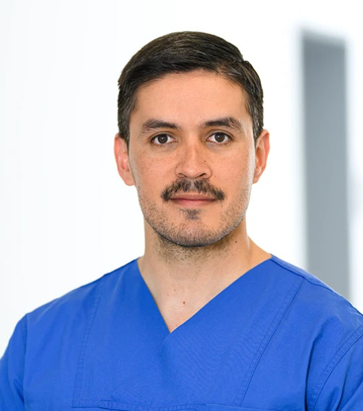 Das Portraitbild zeigt einen Arzt des Neurozentrums Westfalen, Adrian Mena