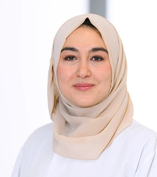 Das Portraitbild zeigt eine Ärztin des Neurozentrums Westfalen, Dr. Elif Akyol-Gürocak