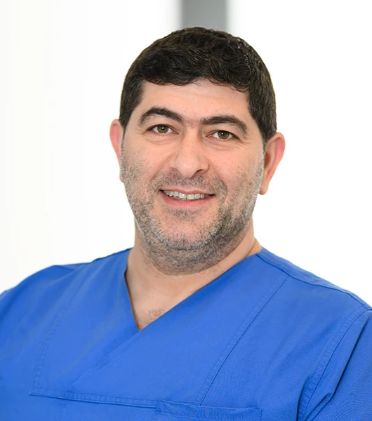 Das Portraitbild zeigt einen Arzt des Neurozentrums Westfalen, David Martirosyan