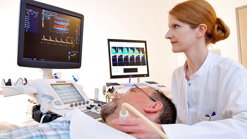 PD Dr. IKla KLeffer bei der Ultraschall-Untersuchung der Halsschlagader