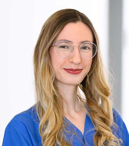 Das Portraitbild zeigt eine Ärztin des Neurozentrums Westfalen, Marina Enache