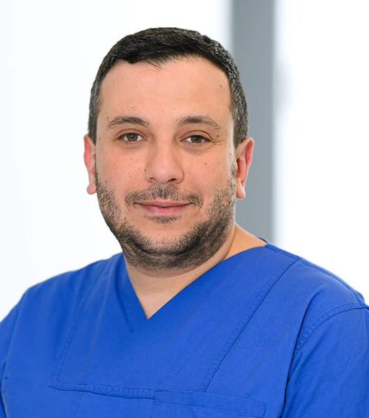 Das Portraitbild zeigt einen Arzt des Neurozentrums Westfalen, Mohamed Elseady