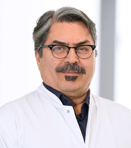 Das Portraitbild zeigt einen Arzt des Neurozentrums Westfalen, Dr. Mohammad Jelodar