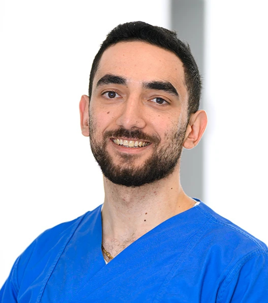 Das Portraitbild zeigt einen Arzt des Neurozentrums Westfalen, Fares Salloum