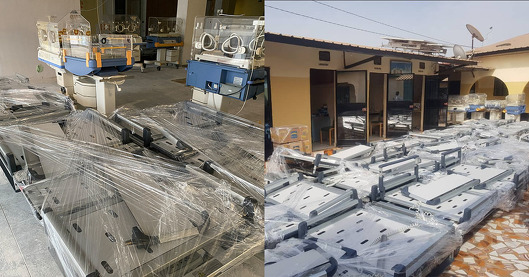 In Folie verpackte Pflegebetten und Inkubatoren werden als Spende von Gelsenkirchen nach Afrika gebracht. 