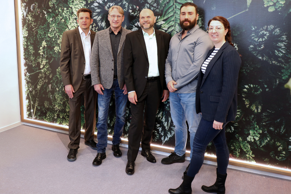 Die fünfköpfige Gruppe setzt sich zusammen aus (v. l.) Andreas Sternhoff, Leiter Geschäftsbereich Investitionsmanagement, Bau und Technik, Christian Bauer, Geschäftsführer Operatives Geschäft (COO), Monique Moch-Lasok, Referentin Energiemanagement/Nachhaltigkeit, Hendrik Schenck, Leiter Geschäftsbereich Infrastruktur, Verbundprojekte und Consulting und Phillip Heinz, Referent Forschungs- und Fördermittelmanagement, alle von der Knappschaft Kliniken GmbH.Die fünfköpfige Gruppe setzt sich zusammen aus (v. l.) Phillip Heinz, Referent Forschungs- und Fördermittelmanagement (Knappschaft Kliniken GmbH), Andreas Sternhoff, Leiter Geschäftsbereich Technik und Infrastrukturmanagement (Knappschaft Kliniken Solution GmbH), Christian Bauer, Geschäftsführer Operatives Geschäft (COO) (Knappschaft Kliniken GmbH), Can Erzurum, Energiemanagementbeauftragter Geschäftsbereich Technik und Infrastrukturmanagement (Knappschaft Kliniken Solution GmbH), Monique Moch-Lasok, Referentin Energiemanagement und Nachhaltigkeit (Knappschaft Kliniken Solution GmbH).