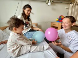 Hannah Gebauer mit Patientin Derin