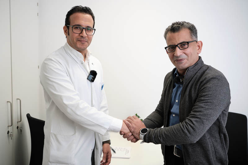 Der Chirurg Mohamed Abouzamel (links) mit seinem Patienten Taha Elframawy