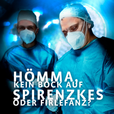 Männliche OP-Pflegekrfat arbeitet zusammen mit männlichen Arzt im OP. 