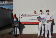 Spendenübergabe der Sparkasse Gelsenkirchen. Zu sehen: Julia Kursun übergibt Adventskalender und Kuscheltiere hat Dr. Gerrit Lautner, Ärztlicher Direktor der Kinder- und Jugendklinik Gelsenkirchen