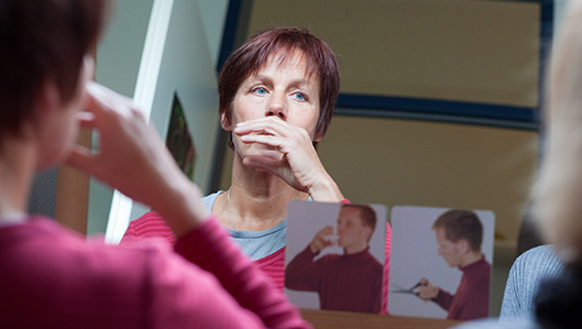 Spiegeltherapie in der Abteilung für Sprachdiagnostik und Sprachtherapie