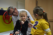 Kindergartenkinder besuchen die Kinderklinik