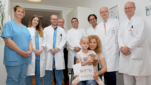 das Team der Thoraxchirurgie mit einer kleinen Patienin