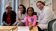 Liya mit ihrer Mutter (l.) und ihren Operateuren Chefarzt Dr. Lutz Schreiber und Oberärztin Claudia Navas