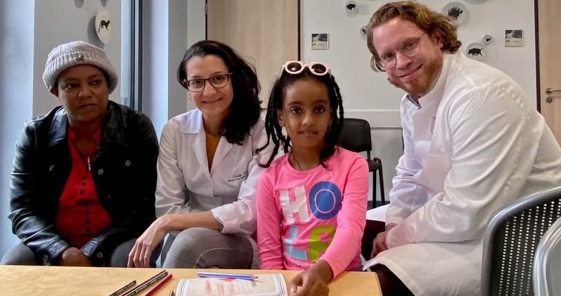 Liya mit ihrer Mutter und ihren Operateuren Chefarzt Dr. Lutz Schreiber und Oberärztin Claudia Navas