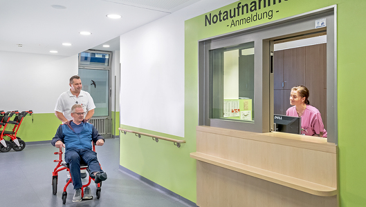 Patient wird zur Anmeldung in der Notaufnahme gefahren