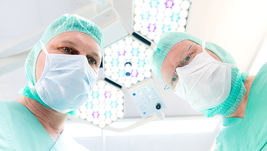 Chefarzt PD Dr. med Rubenthaler im OP 