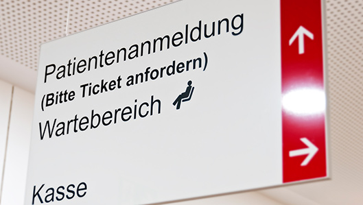 Infoschild in der Zentralen Patientenaufnahme
