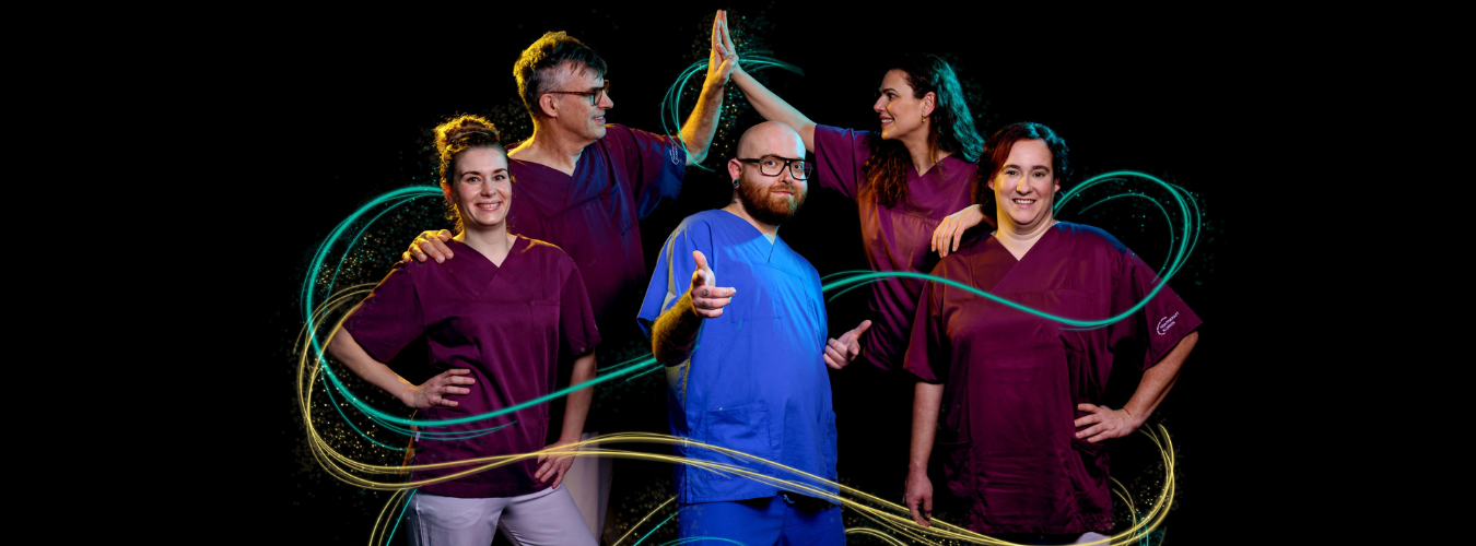 Pflegefachkräfte aus den Knappschaft Kliniken Lütgendortmund im Team und amüsieren sich. Zwei klatschen sich ab und drum herum sind lightpainitings.