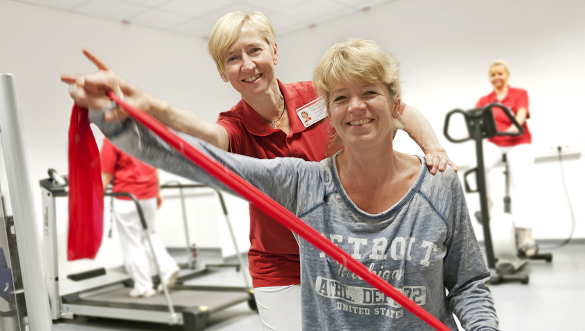 Annemarie Tenberge zeigt Kräftigungsübungen mit dem Theraband