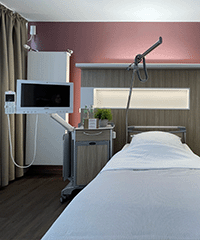 Bett-mit-TV-Monitor-im-Premiumzimmer-im-Krankenhaus