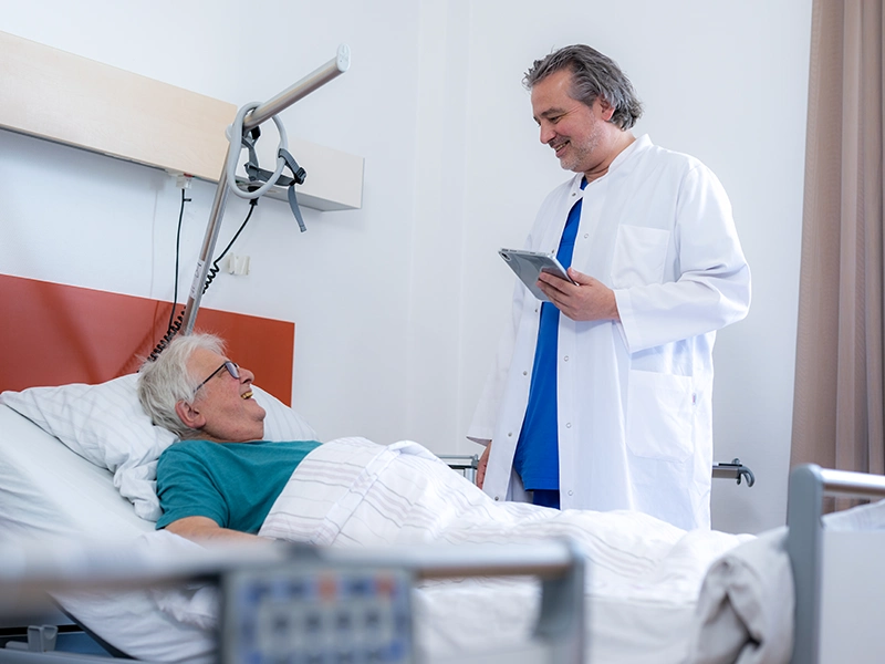 Prof. Dr. med. Dirk Meyer-Olson bei der Patientenbehandlung