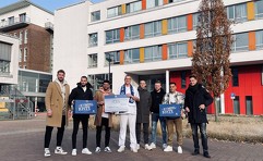 Schalker Spieler bei der Spendenübergabe