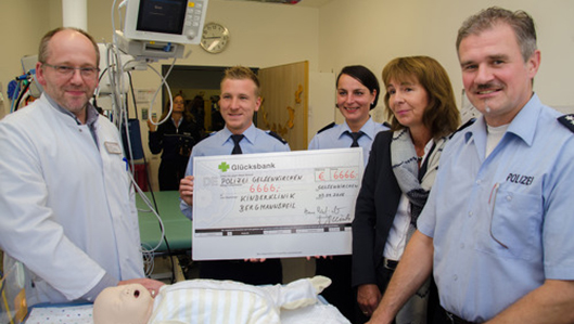Die Gelsenkirchener Polizei übergab mit Polizeipräsidentin Anne Heselhaus-Schröer 6 666,66 Euro an den Leiter der Abteilung Neonatologie und Kinderintensivmedizin, Dr. Frank Niemann