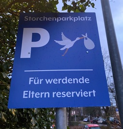 Storchenparkplatz: Hier dürfen Eltern parken, die schnell ins Krankenhaus müssen, weil die Geburt losgeht.