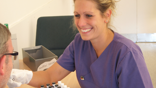 Arztassistentin Jennifer Salm bei der Untersuchung eines Patienten