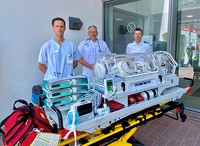 Daniel Hüwe, Leiter des Rettungsdienstes der Feuerwehr der Stadt Gelsenkirchen, Dr. Frank Niemann, leitender Neonatologe und Kinderintensivmediziner, und Oberarzt Linus Lindemann 