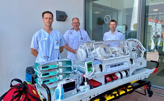 Daniel Hüwe, Leiter des Rettungsdienstes der Feuerwehr der Stadt Gelsenkirchen, Dr. Frank Niemann, leitender Neonatologe und Kinderintensivmediziner, und sein Oberarzt Linus Lindemann mit dem neuen Transportinkubator 