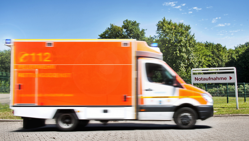 Rettungswagen auf dem Weg zur Notaufnahme