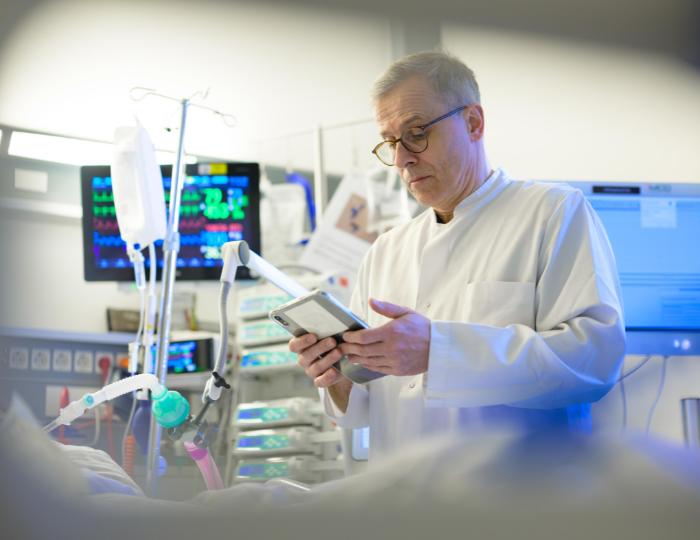 Arzt des Neurozentrums Westfalen überwacht auf der Intensivstation die Vitalwerte seiner Patienten