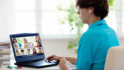 Ein Jugendlicher nimmt über sein Laptop an einem Webex-Meeting teil. 