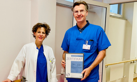 Chefarzt der Geriatrie Dr. Haas hält Zertifikat für das ATZ Lütgendortmund in der Hand