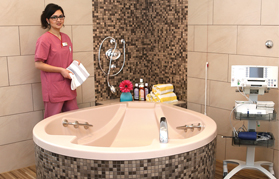 Hebamme und Badewanne