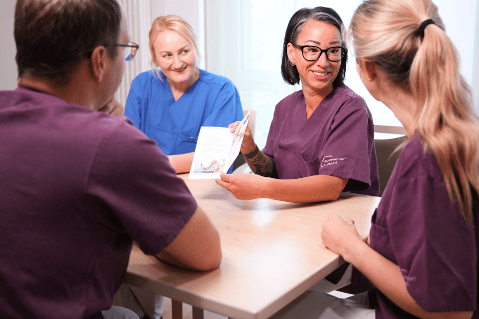 Mitarbeitende der Knappschaft Kliniken im Gespräch