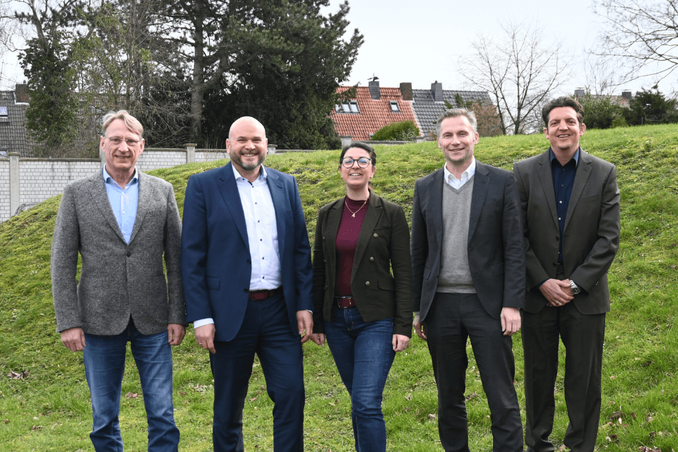 Die fünfköpfige Gruppe setzt sich zusammen aus (v. l.) Andreas Sternhoff, Leiter Geschäftsbereich Investitionsmanagement, Bau und Technik, Christian Bauer, Geschäftsführer Operatives Geschäft (COO), Monique Moch-Lasok, Referentin Energiemanagement/Nachhaltigkeit, Hendrik Schenck, Leiter Geschäftsbereich Infrastruktur, Verbundprojekte und Consulting und Phillip Heinz, Referent Forschungs- und Fördermittelmanagement, alle von der Knappschaft Kliniken GmbH.
